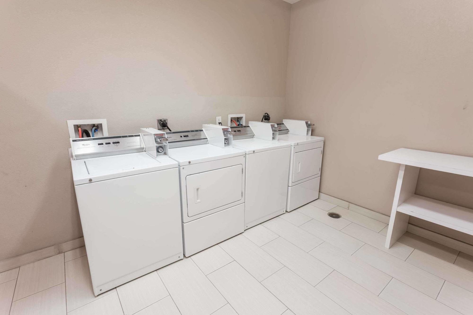 Atria Inn & Suites Three Rivers Buitenkant foto